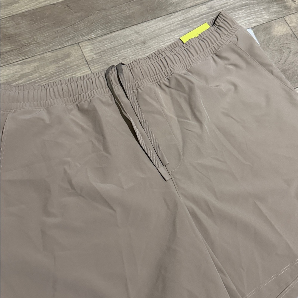 All in Motion Men's Pull On Elastic Waist Hybrid Shorts 6" Inseam Tan Size XL - Picture 3 of 10